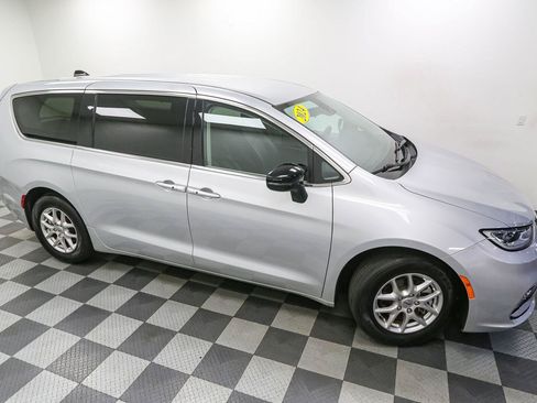 Used 2024 Chrysler Pacifica Touring-L FWD image 5