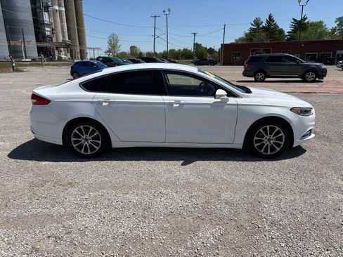 Used 2017 Ford Fusion SE w/ Fusion SE Technology Package FWD image 2