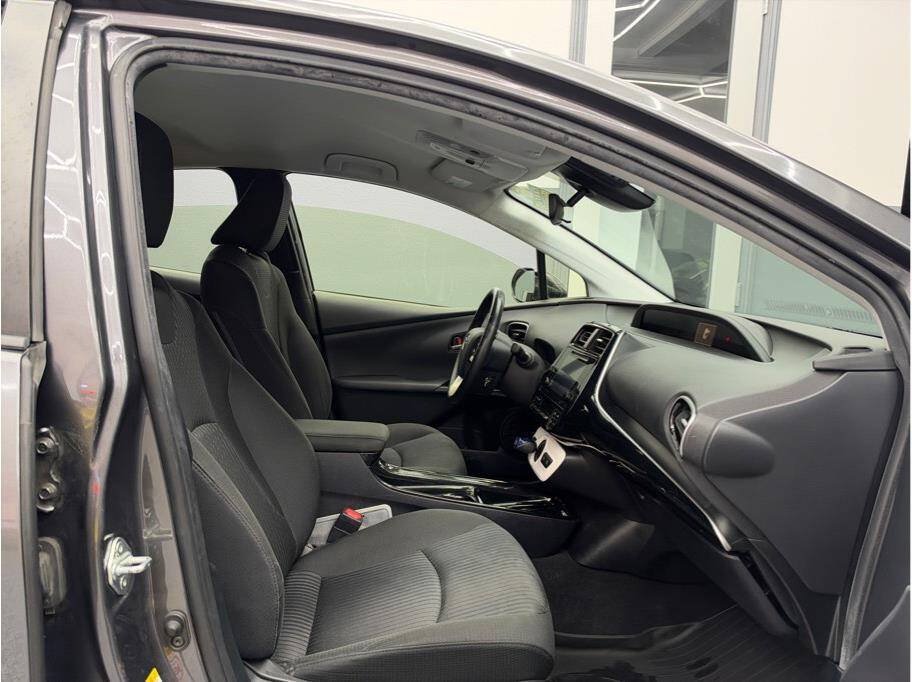 Used 2018 Toyota Prius Three FWD image 17