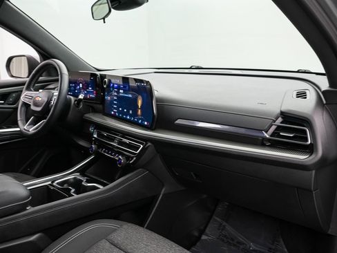 Used 2025 Chevrolet Traverse LT image 23