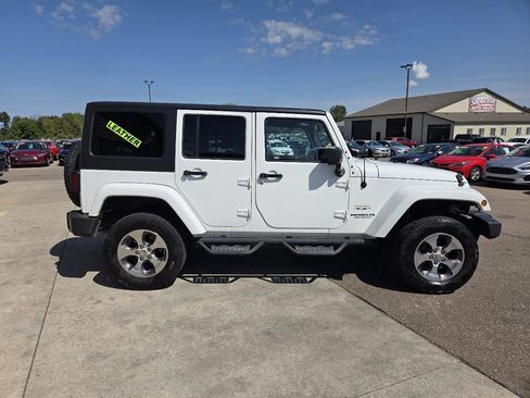 Used 2017 Jeep Wrangler Unlimited Sahara w/ Dual Top Group AWD/4WD image 4