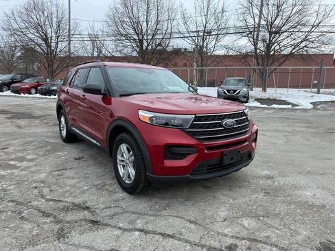 Used 2022 Ford Explorer XLT image 1