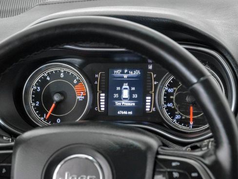 Used 2021 Jeep Cherokee Latitude Plus AWD/4WD image 19