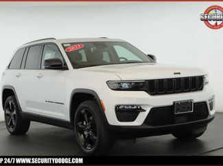 Used 2023 Jeep Grand Cherokee Limited w/ Black Appearance Package AWD/4WD video 1
