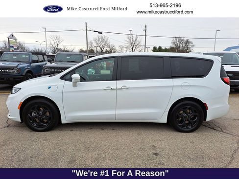 Used 2022 Chrysler Pacifica Touring-L w/ S Appearance Package image 2