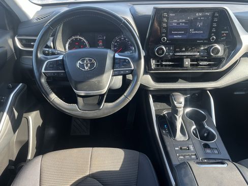 Used 2022 Toyota Highlander LE AWD/4WD image 17