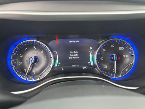 Used 2025 Chrysler Pacifica Select image 14