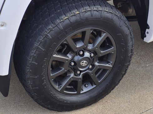 Used 2021 Toyota Tundra SR5 w/ Trail Edition image 7