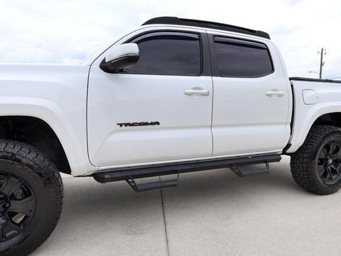 Used 2017 Toyota Tacoma TRD Sport w/ Premium & Technology Package AWD/4WD image 34