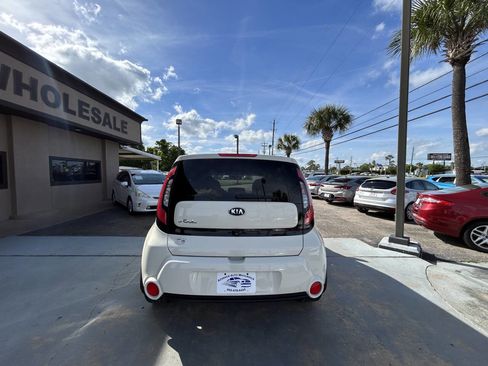 Used 2015 Kia Soul ! w/ Sun & Sound Package FWD image 3
