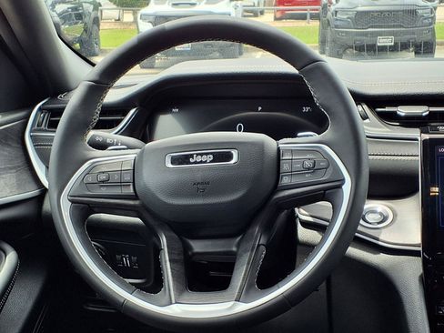 Used 2025 Jeep Grand Cherokee Limited w/ Black Appearance Package AWD/4WD image 12