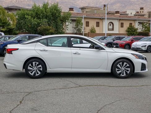 Used 2024 Nissan Altima 2.5 S FWD image 3
