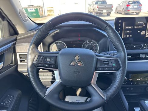 Used 2025 Mitsubishi Outlander SE FWD image 30