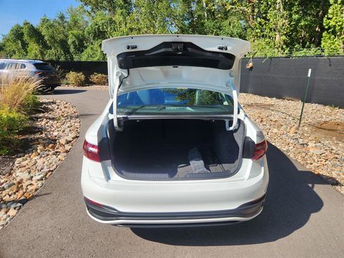 Certified 2025 Volkswagen Jetta SE w/ Sunroof Package image 18