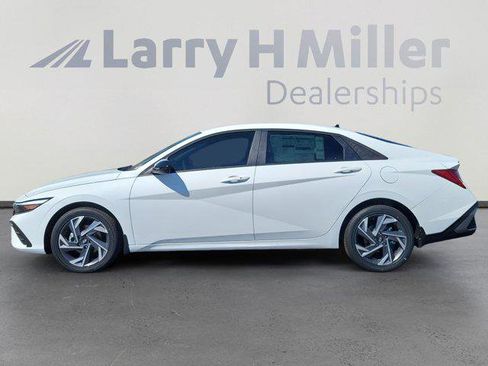 New 2025 Hyundai Elantra SEL image 2