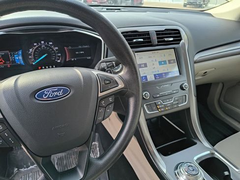 Used 2020 Ford Fusion SE image 11