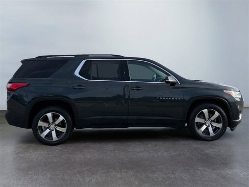 Used 2021 Chevrolet Traverse LT w/ LT Premium Package image 2