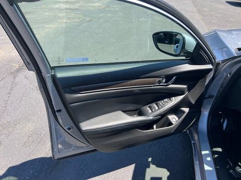 Used 2018 Honda Accord EX image 10