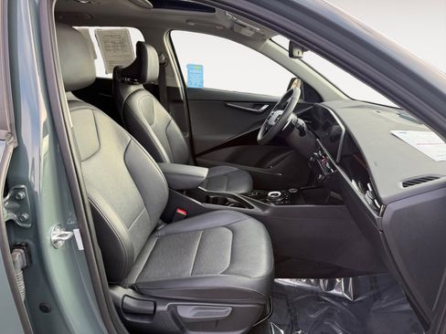 Used 2023 Kia Niro SX Touring image 19