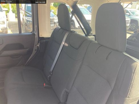 Used 2021 Jeep Wrangler Unlimited Sahara w/ Uconnect 4C Nav & Sound Group AWD/4WD image 15