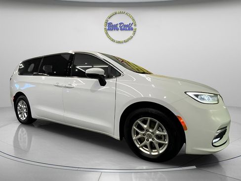 Used 2023 Chrysler Pacifica Touring FWD image 7