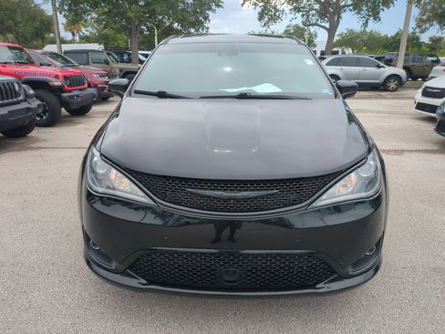 Used 2020 Chrysler Pacifica Touring w/ Advanced Safetytec Group FWD image 4