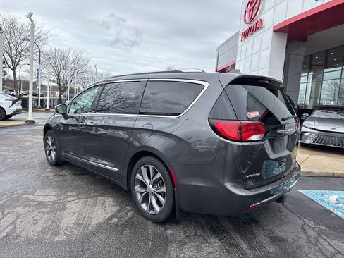 Used 2017 Chrysler Pacifica Limited FWD image 3