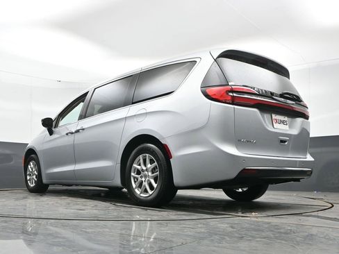 Used 2024 Chrysler Pacifica Touring-L image 31