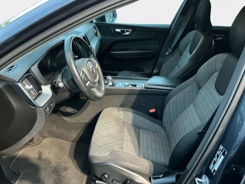 Used 2022 Volvo XC60 B5 Momentum image 10