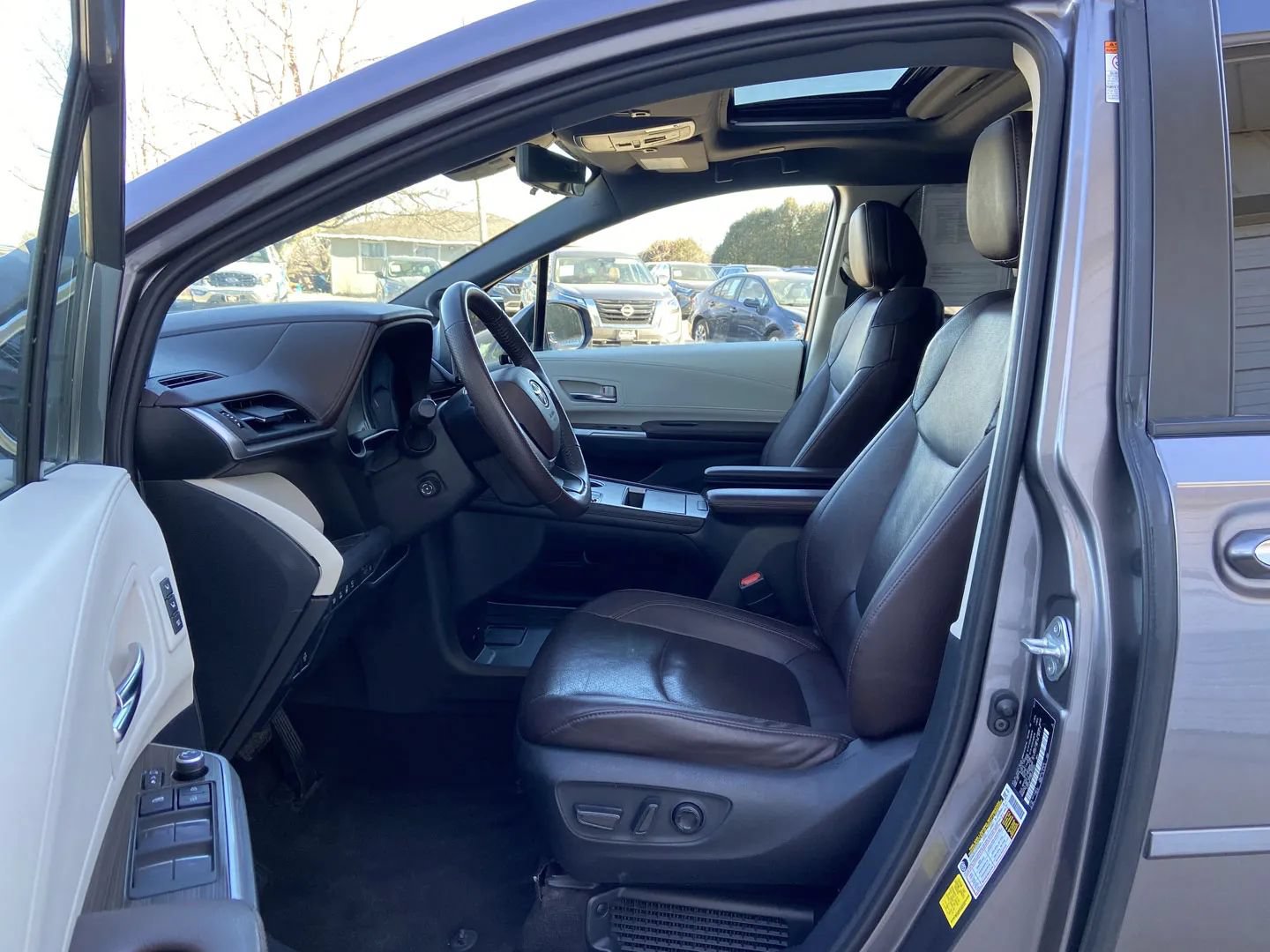 Used 2022 Toyota Sienna Platinum AWD/4WD image 11