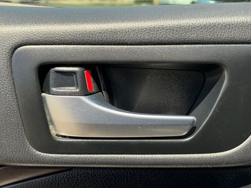 Used 2019 Toyota Highlander XLE FWD image 18