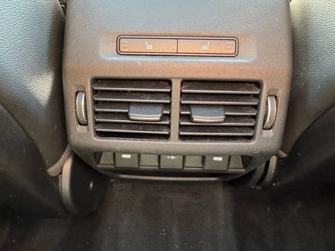 Used 2020 Land Rover Discovery Sport SE image 20