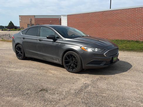 Used 2017 Ford Fusion SE w/ Fusion SE Technology Package FWD image 2