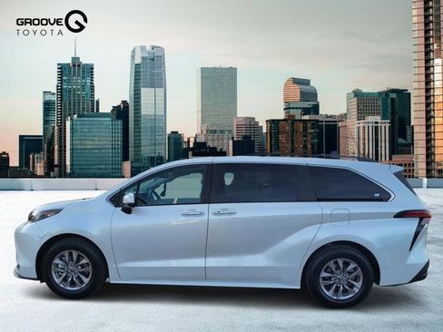 Used 2022 Toyota Sienna XLE image 2