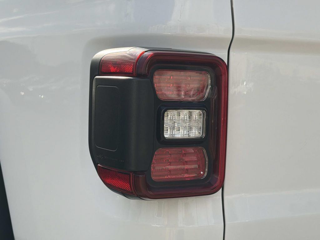 Used 2020 Jeep Gladiator Rubicon w/ LED Lighting Group AWD/4WD image 8