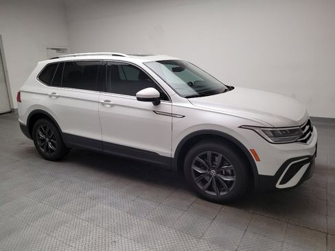 Used 2023 Volkswagen Tiguan SE w/ Panoramic Sunroof Package FWD image 11