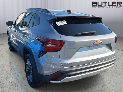 Used 2025 Chevrolet Trax LT FWD image 10
