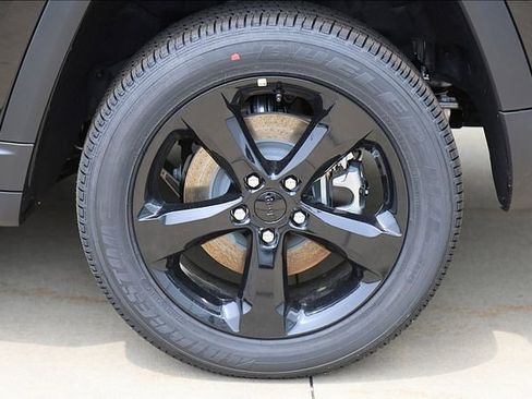 New 2025 Jeep Grand Cherokee L Altitude image 4