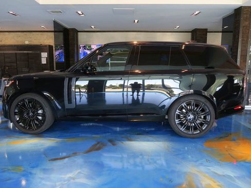 Used 2025 Land Rover Range Rover SE AWD/4WD image 11