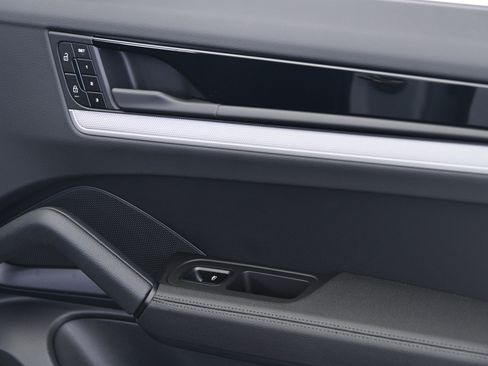 Certified 2025 Porsche Cayenne image 27