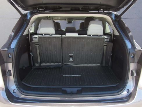 Used 2023 Toyota Highlander LE FWD image 12