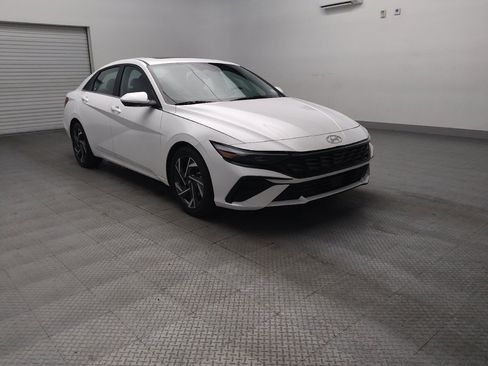 Used 2025 Hyundai Elantra SEL FWD image 13