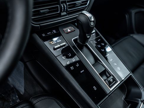 Certified 2025 Porsche Macan image 16