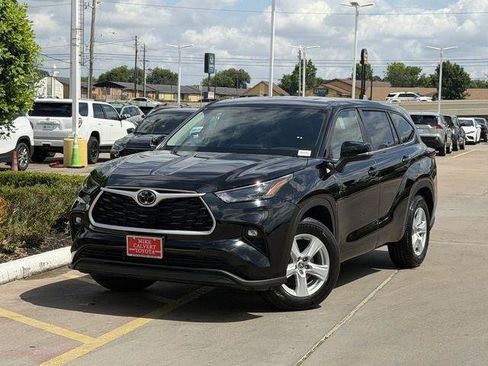 Certified 2025 Toyota Highlander LE FWD image 2