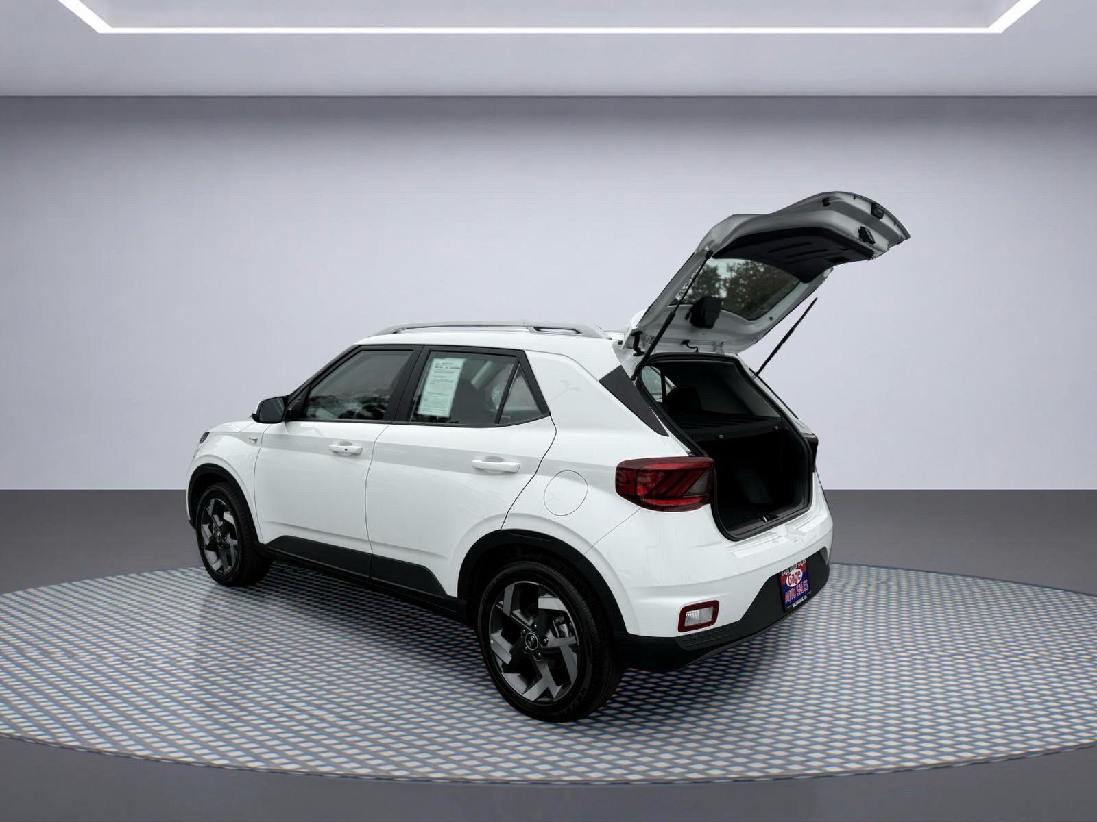 Used 2025 Hyundai Venue SEL FWD image 6