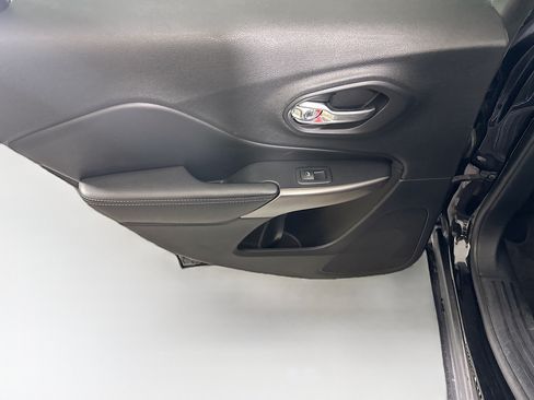 Used 2019 Jeep Cherokee Limited AWD/4WD image 24