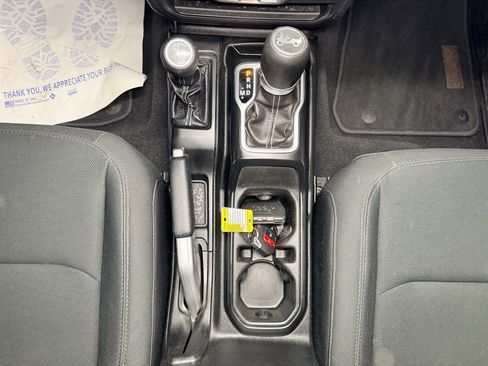 Used 2018 Jeep Wrangler Unlimited Sahara AWD/4WD image 13