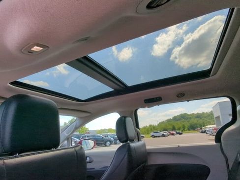 Used 2018 Chrysler Pacifica Limited FWD image 27