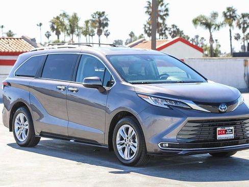 Certified 2024 Toyota Sienna Limited image 5