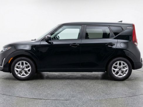 Used 2025 Kia Soul LX w/ LX Technology Package FWD image 5